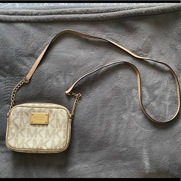 Micheal Kors Crossbody - Picture 1 of 4